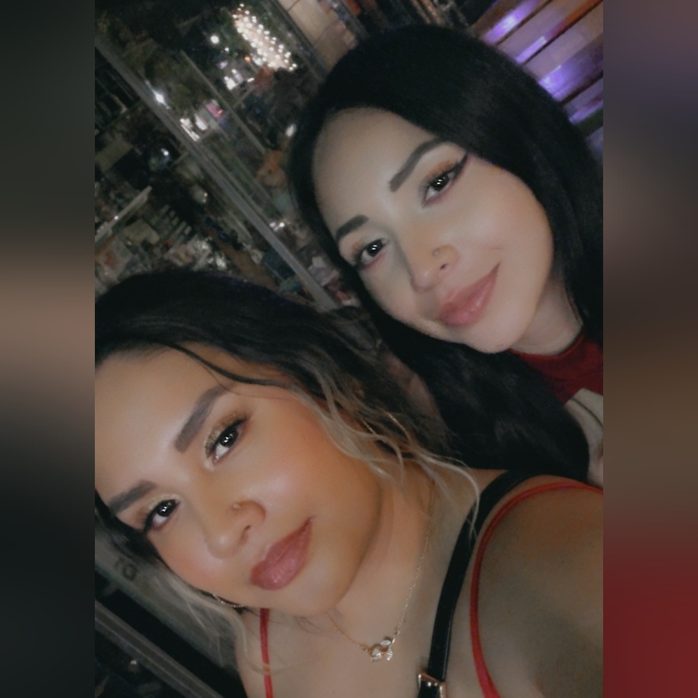 Meet your Poshers, Andrea & Mariana